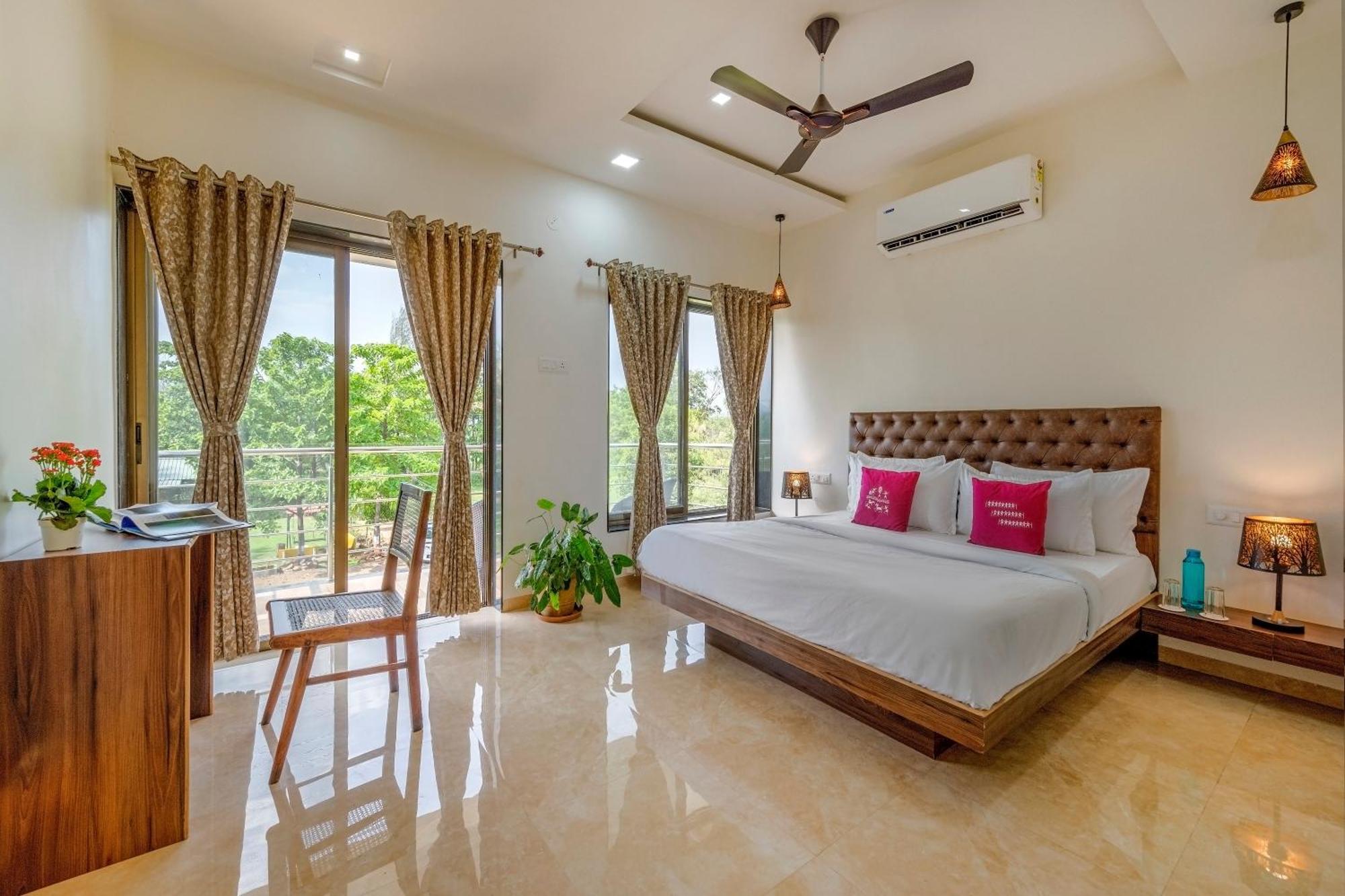 Saffronstays Lakeview Nivara - Farm Stay Villa With Private Pool Near Пюн Екстериор снимка