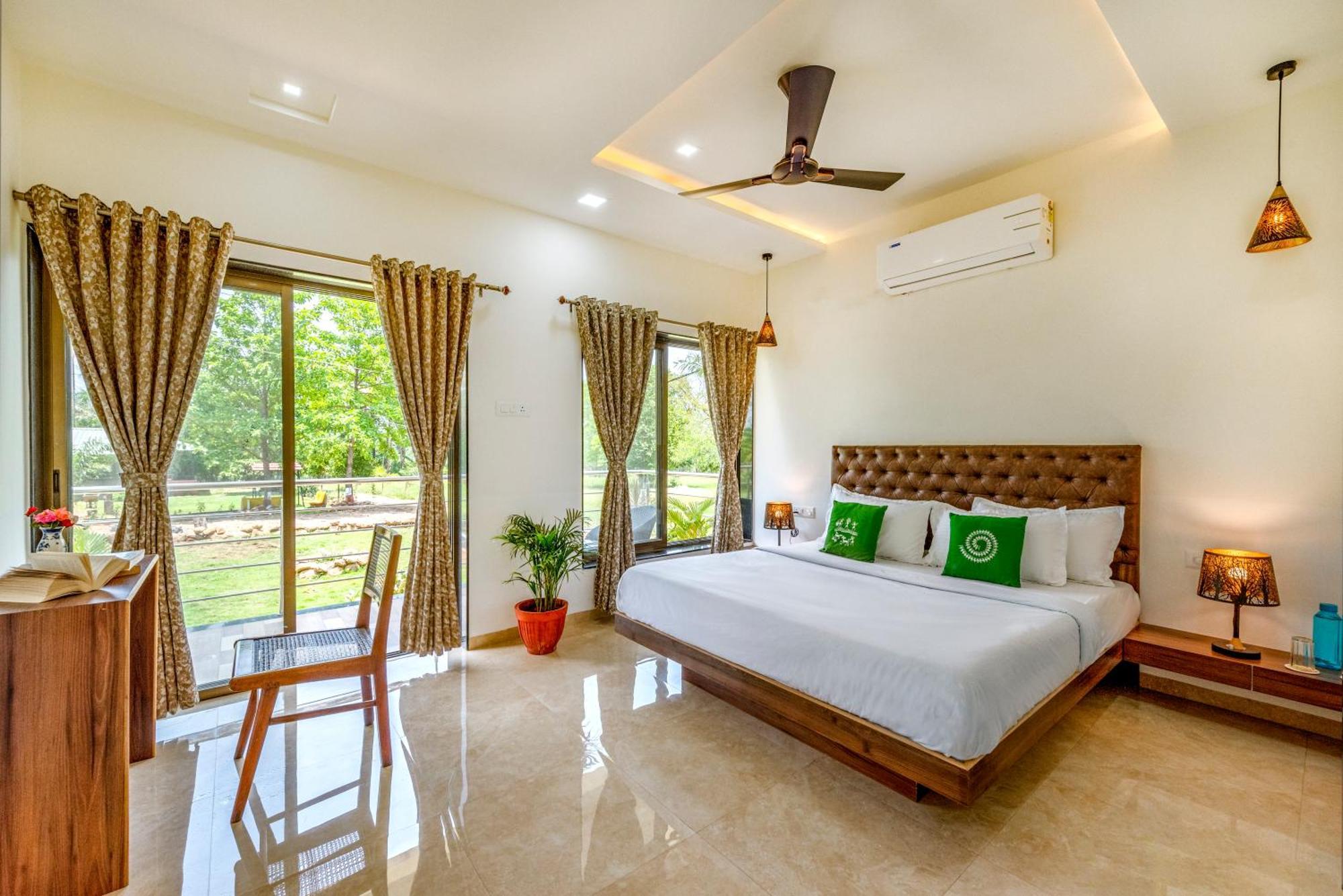 Saffronstays Lakeview Nivara - Farm Stay Villa With Private Pool Near Пюн Екстериор снимка
